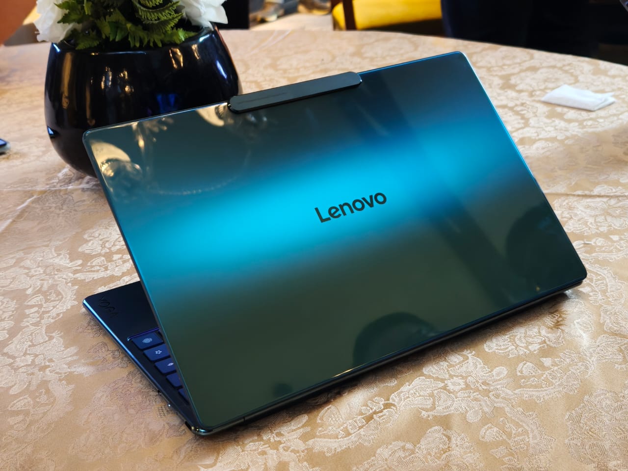 Lenovo Yoga Slim 9i, Punya Kamera Under-Display Pertama di Laptop
